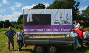 Der Kirchenvorstand von Nemmersdorf mit dem Banner