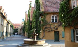 Brunnen in der Augsburger Fuggerei: Die Sozialsiedlung feiert 500-jähriges Bestehen