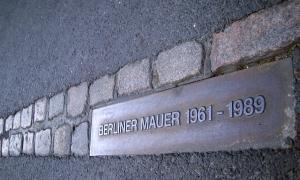 Eine Gedenktafel erinnert an die Berliner Mauer