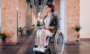 Eine Frau im Rollstuhl