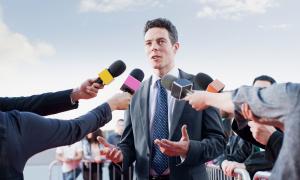 Ein weißer, männlicher Politiker