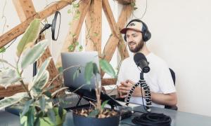 Ein Podcaster nimmt einen Beitrag zuhause an seinem Rechner auf