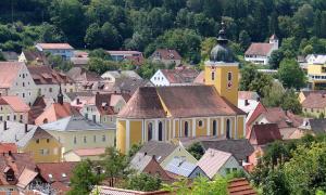 Die Kirche in Beratzhausen, umgeben von Häusern