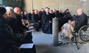 Walter Joelsen (r.) 2018 in der Versöhnungskirche in Dachau - am Sonntag wird der 95-Jährige hier wieder beim Gottesdienst dabei sein.