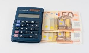 Geldscheine und ein Taschenrechner