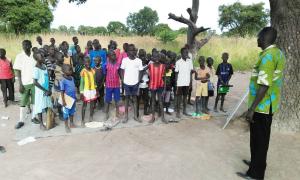 Eine Schulklasse in Südsudan unter einem Baum