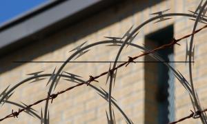 Stacheldrahtzaun vor einem Haus.