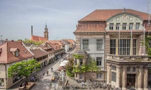 "Gelehrtenstadt" Erlangen: Im Vordergrund Alte und neue Universitätsbibliothek, im Hintergrund die Neustädter Kirche