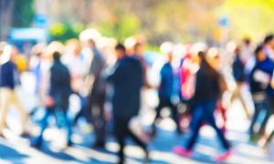 Verschwommenes Bild von Menschen, die auf einer Straße laufen