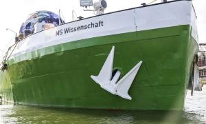 Die MS Wissenschaft ist ein Schiff, das unten grün angestrichen ist und einen weißen Anker hat. 