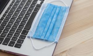 Eine Maske auf einer Tastatur