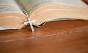 Ein Gesangbuch mit einem Kreuz an der Kette