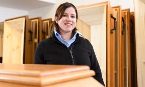 Margarete Senft bereitet in einer Werkstatt am Hauptfriedhof in Würzburg einen Sarg vor