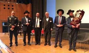 Rabbiner mit der restaurierten Torarolle in Amberg. Nach einer aufwendigen Restaurierung und Fertigstellung im Deutschen Bundestag kehrte sie nach Amberg zurück. Mit dabei auch: der Amberger Rabbiner Elias Dray (zweiter von rechts).