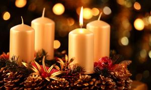 Ein Adventskranz, auf dem eine von vier Kerzen brennt