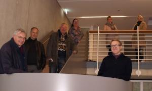 Pfarrer Peter Baumann, Kantor Wieland Hofmann, Friedhofswärter Walter Marrek, Erzieherin Sonja Zebisch, Ulrike Gumpmann und Ute Auschel vom Kirchenvorstand (von links). Vorne Pfarrer Jacek Kikut.