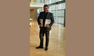 Dr. Gronauer, als er im April 2021 im Würzburger Kulturzentrum Shalom Europa erstmals die beiden Teilbände des "Synagogen-Gedenkbands Bayern" in Händen hielt