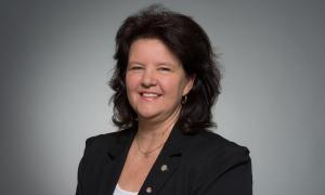 Porträt von Bettina Hechtel.