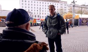 Der ehemalige Obdachlose Sascha Kühnhold ist ehrenamtlicher Streetworker. Hier spricht er vor dem Bremer Hauptbahnhof mit einem Obdachlosen in einem Rollstuhl