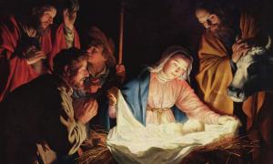 Das Jesuskind in der Krippe. Daneben sitzen Maria und Josef, Hirten und eine Kuh.