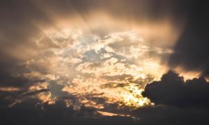 Die Sonne bricht durch die Wolken