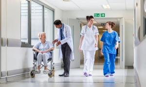 Ärzte und Pflegekräfte in einem Krankenhaus