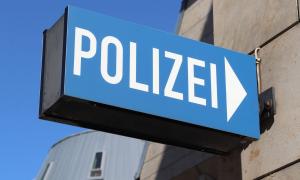 Schild mit der Aufschrift Polizei