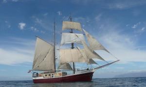 Ein Segelschiff
