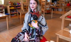 Mascha Eckert mit der Puppe Lilli.