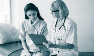 Eine Ärztin und eine Patientin sprechen über einen Befund