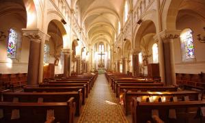 Ein Kirchenschiff von innen mit Blick zum Altar