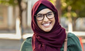 Eine lachende Frau, die Hijab trägt