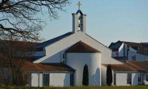 Die Emmauskirche ist ein Kirchengebäude aus vielen verschiedenförmigen Teilen. Das Dach ist ein Satteldach, an dem Gebäude sind einige halbrunde Elemente. Auf dem Dach sind zwei kleine Türme, zwischen denen zwei Kirchglocken befestigt worden sind. Als Verbindung zwischen den beiden Türmen ist ein kleines Dach mit einem goldenen Kreuz.