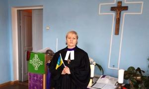Frau vor einem behelfsmäßigen Altar.