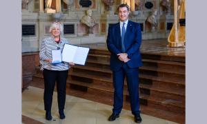 Die Präsidentin des evangelischen Kirchenparlaments in Bayern, Annekathrin Preidel, ist mit dem Bayerischen Verdienstorden geehrt worden. Ministerpräsident Markus Söder (CSU) überreichte die Auszeichnungen am Montag (14. März 2022) in der Münchner Residenz