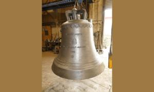 Die neue Bronzeglocke der Kirche