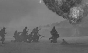 Die Silhouette von Soldaten mit Waffen