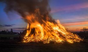 Osterfeuer an Karsamstag