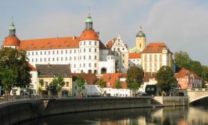 Ein Schloss am Wasser.