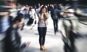 Frau mit Händen vor dem Gesicht
