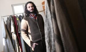 Rochus Rückl steht in der Garderobe