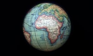 Ein Globus zeigt Afrika und Europa