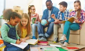Ein männlicher Erzieher mit Kindern
