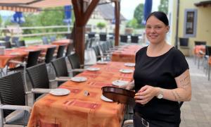Melanie Wostratzky in einem mittelfränkischen Biergarten