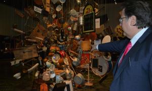 Direktor Richard Loibl vor der "Explosion", einer Installation in der Ausstellung "Wirtshaussterben? Wirtshausleben!"