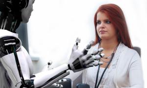Ein Roboter und eine rothaarige Frau