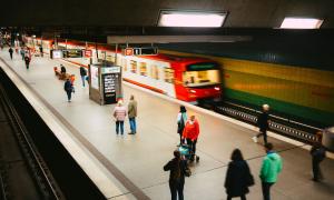 Menschen auf einem U-Bahn-Steig