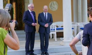 Evangelische Akademie Tutzing Udo Hahn und Kanzler Olaf Scholz