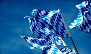 Bayerische Fahnen vor einem blauen Himmel