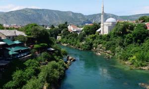 Die bosnische Stadt Mostar. Auf dem Foto sieht man die Koski Mehmed Pasha Moschee, die am Fluss Neretva liegt.